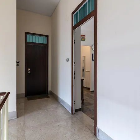 아파트 Guesthost - Flat With Terrace Near Malfitano *